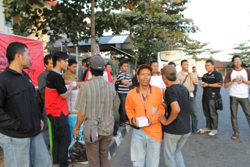 Kebersamaan Penggemar Bus di Bulan Ramadhan