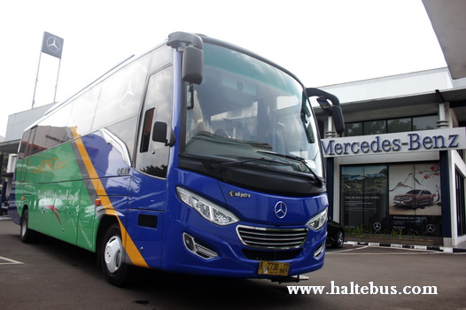 Menyicipi Bus Mercedes-Benz Bermesin Depan Melahap Puncak