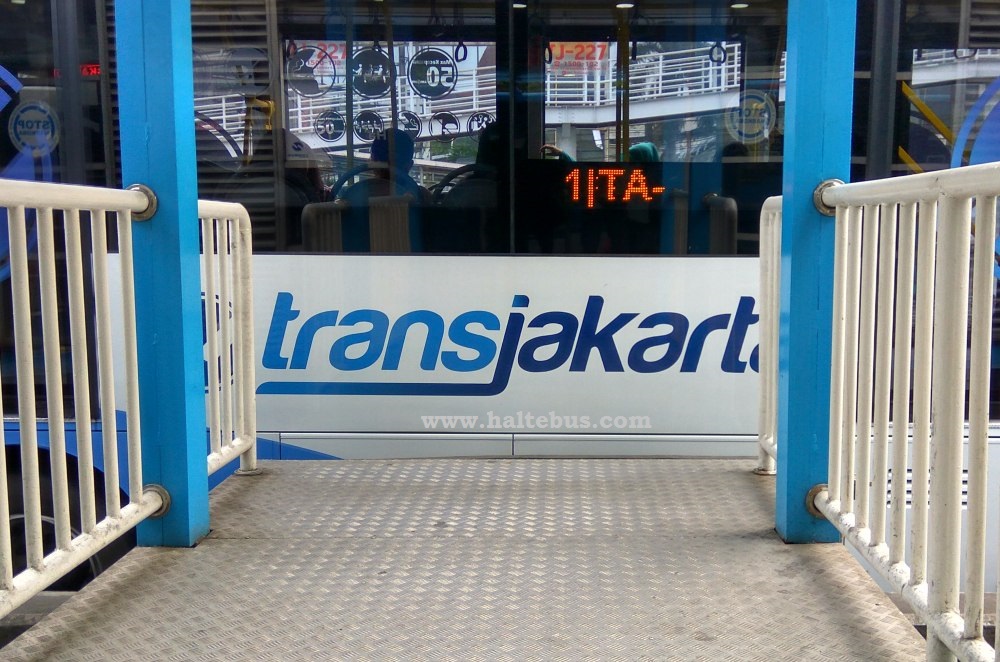 Mau Sembako Murah? Di Halte Transjakarta Juga Ada