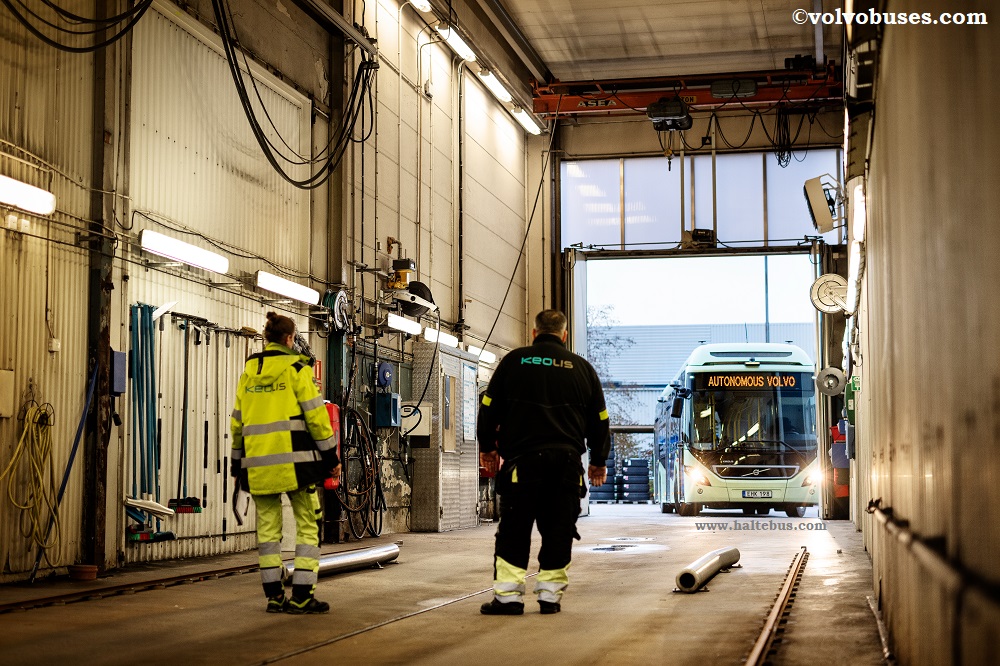 Volvo Demonstrasikan Bus Otonom di Garasi