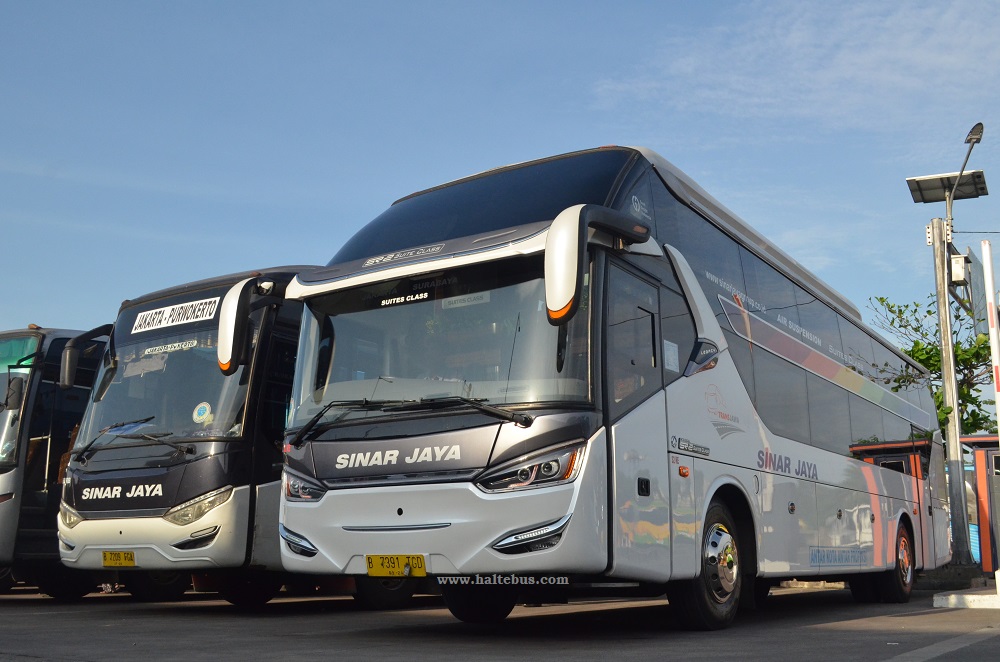 Bus Trans Jawa Yang Menerangi PO. Sinar Jaya