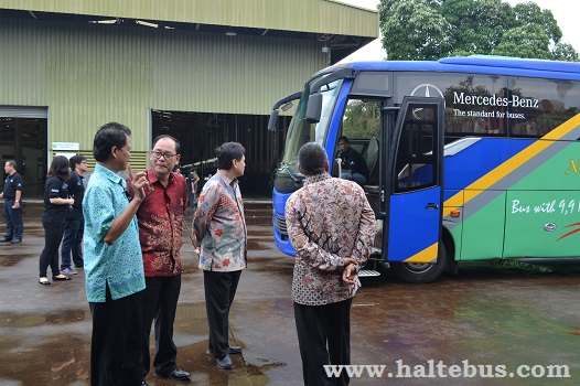 Bus Mercedes-Benz Bermesin Depan Siap Meluncur