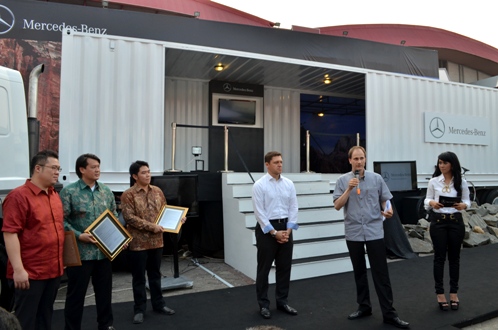 Mercedes-Benz Indonesia Serahkan Sertifikat Pembuatan Bus 0H-1626 dan OH-1830