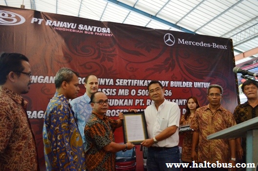 Karoseri Rahayu Santosa Terima Sertifikat Dari Mercedes-Benz