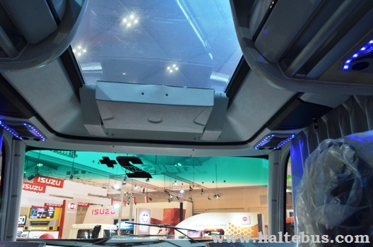 Panorama yang luas di dalam Jetbus 2+ Skyview