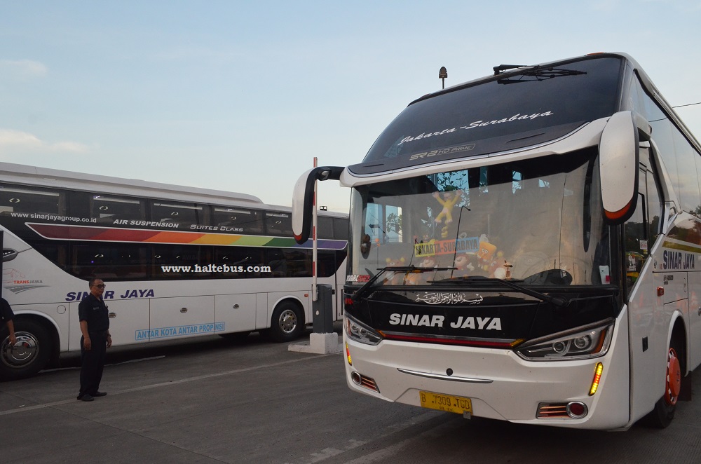 Bus Hino RN285 Masih Tangguh di Tol Trans Jawa