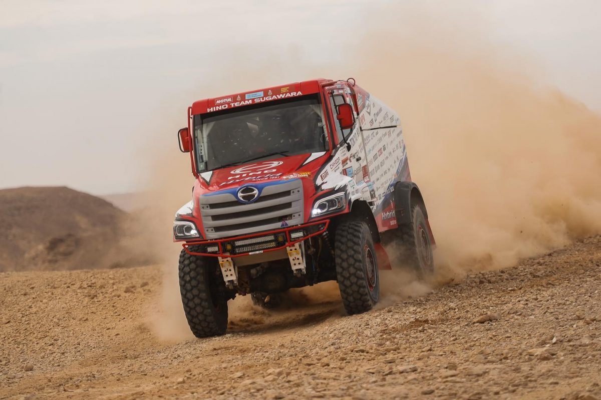 Pertama Kali Truk Hino Hybrid, Selesaikan Dakar Rally 2022