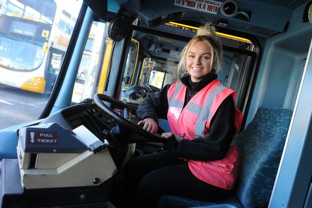 Ketika Ellie Rose Houghton Mengantongi Sertifikat Pengemudi Bus