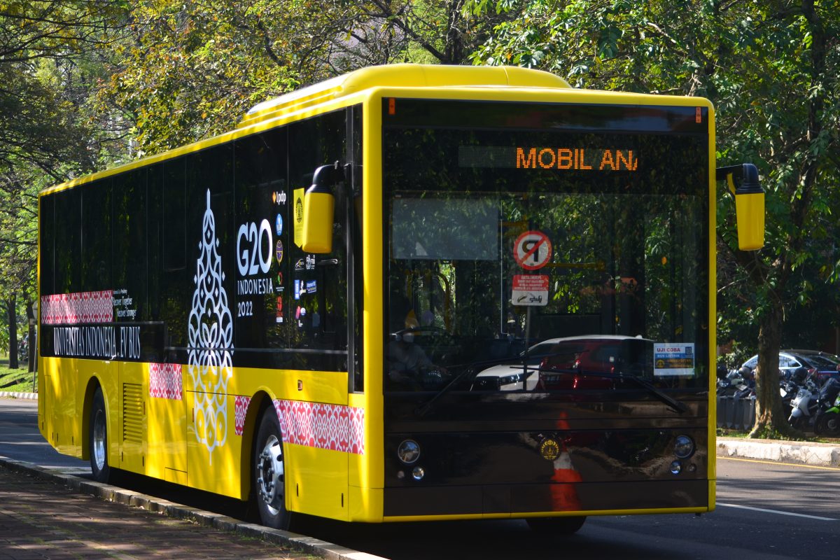 Dukung Presidensi G20, UI Serahkan Bus Listrik ke Pemerintah