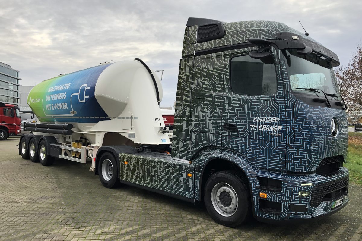 Holcom Pesan Seribu Truk Listrik Mercedes-Benz eActros 600