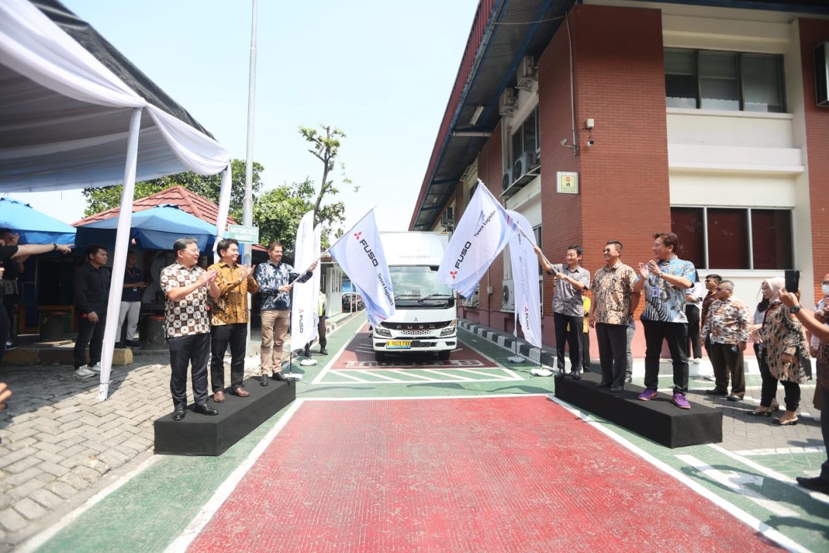 PT. Yusen Logistics Indonesia Operasikan Armada Truk Listrik Fuso eCanter