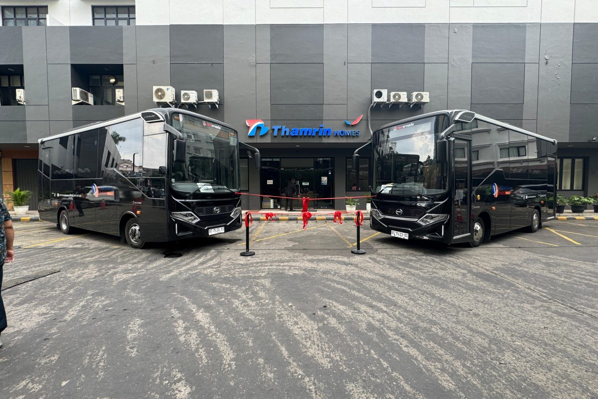 Hino Indonesia Serahkan Dua Bus Shuttle Pesanan Palembang Indah Mall