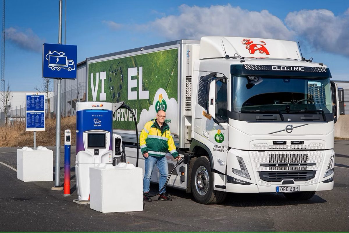 Volvo Trucks Swedia Luncurkan Layanan Pemesanan Charging Truk Listrik